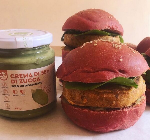 hamburger vegano con lenticchie e verdura e vasetto crema di zucca