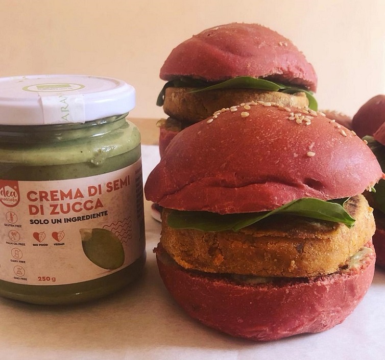 hamburger vegano con lenticchie e verdura e vasetto crema di zucca