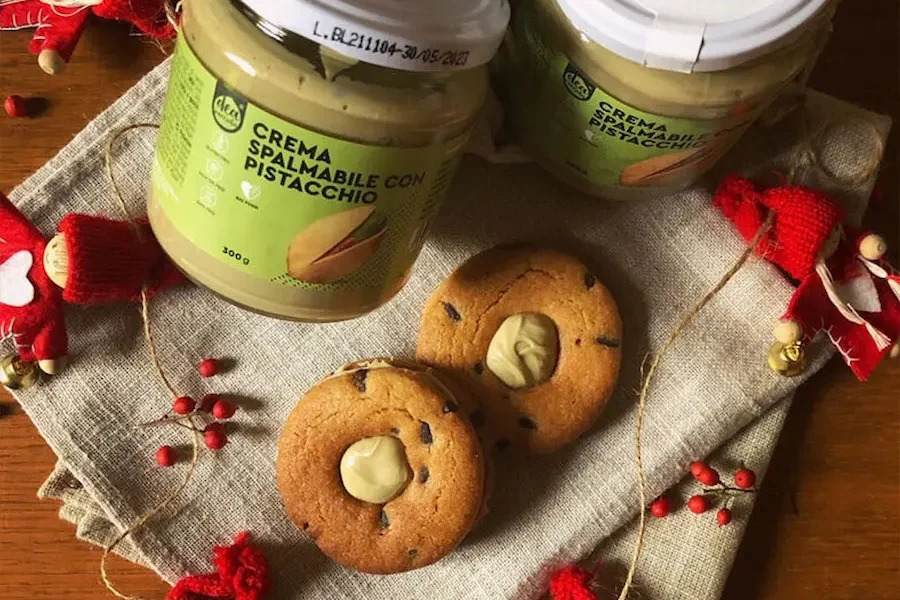 Occhi di bue Gocciole e Pistacchio in un vassoio con 2 vasetti di crema al pistacchio