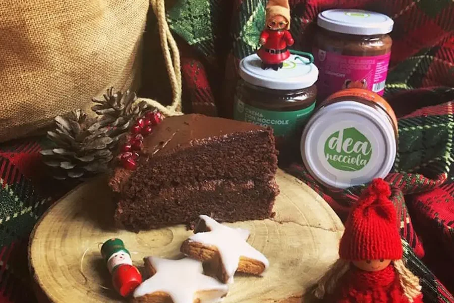 Torta natalizia con mousse semplice alla nocciola e decorazioni natalizie