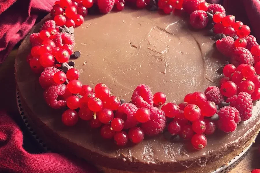 Cheesecake alla crema di nocciole con ribes