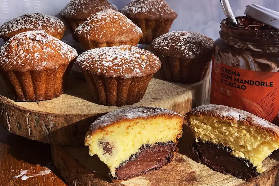 Muffin con cuore morbido di crema mandorle e cacao