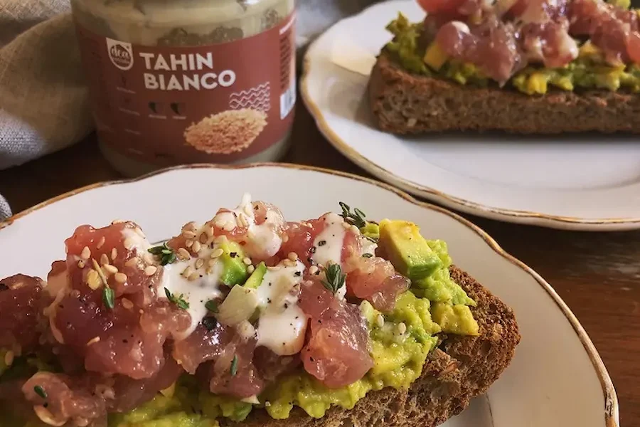 Avocado toast con tartare di tonno alla Tahin per sito