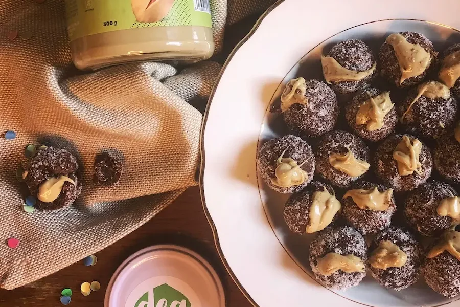 castagnole carnevale farcite con crema al pistacchio con latte