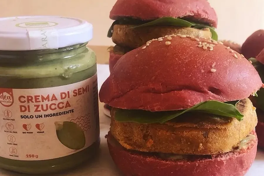 2 hamburger vegani farciti di crema spalmabile 100% semi di zucca e un vasetto di crema spalmabile 100% crema di semi di zucca
