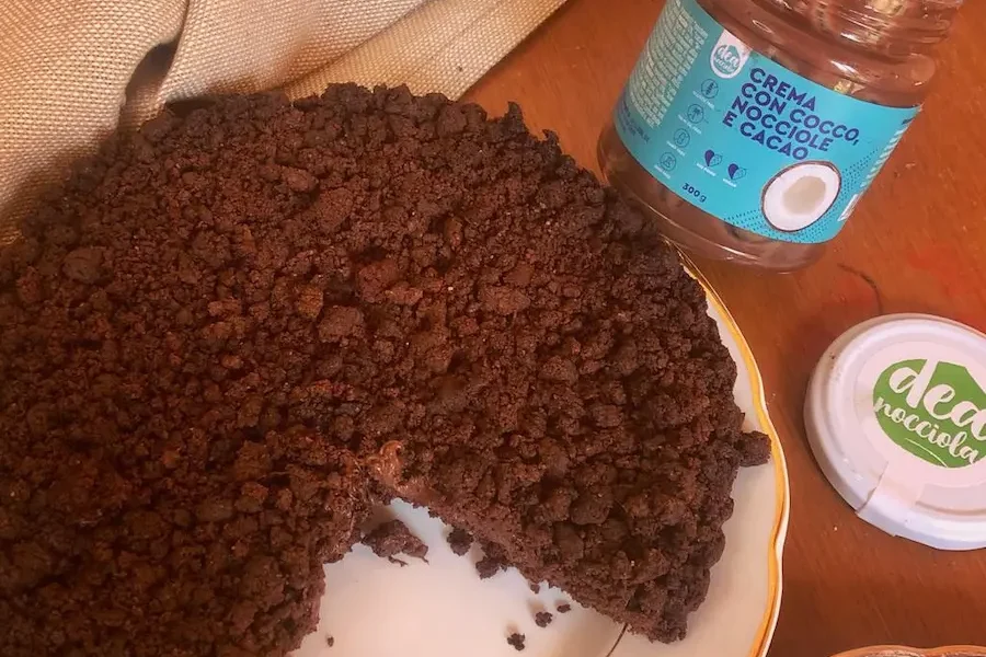 sbriciolata vegana farcita con crema cocco nocciole e cacao