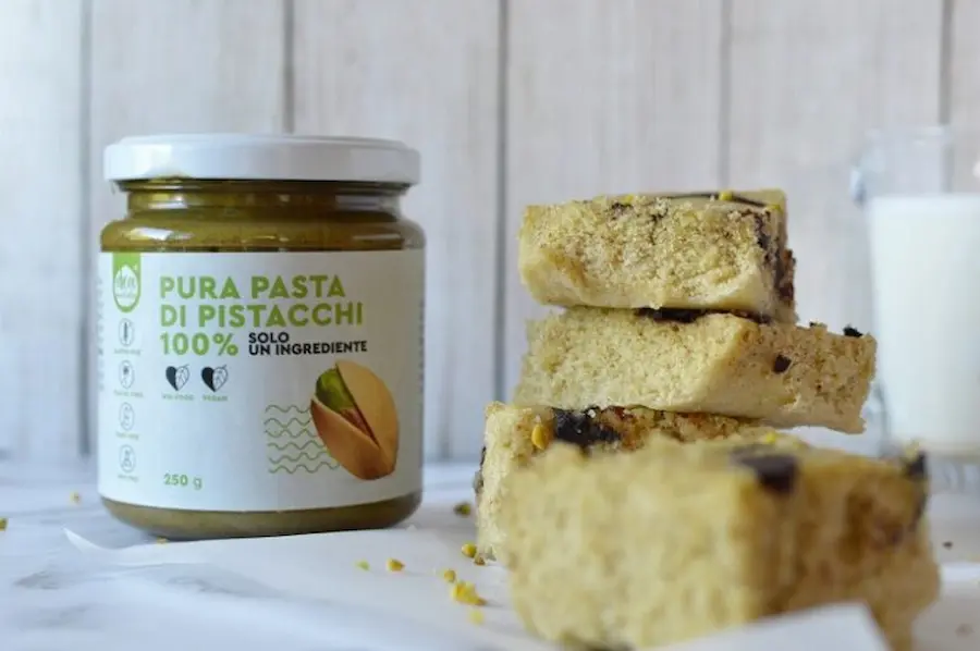 brownies vegani al pistacchio e vasetto pura pasta di pistacchi 100%