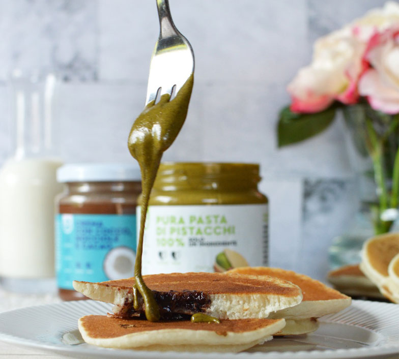 Pancakes ripieni con crema al cocco con topping di crema pura di pistacchi 100%
