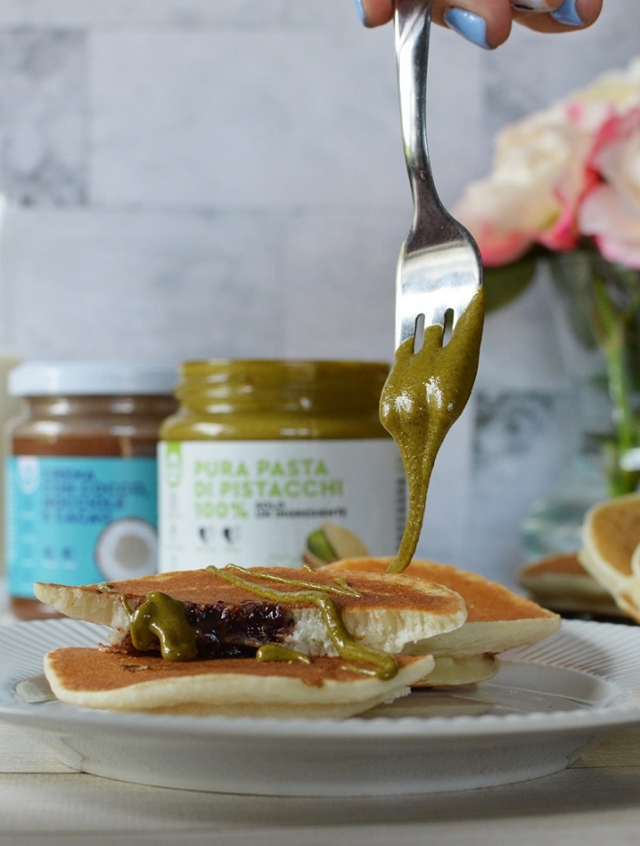 Pancakes ripieni con crema al cocco con topping di crema pura di pistacchi 100%