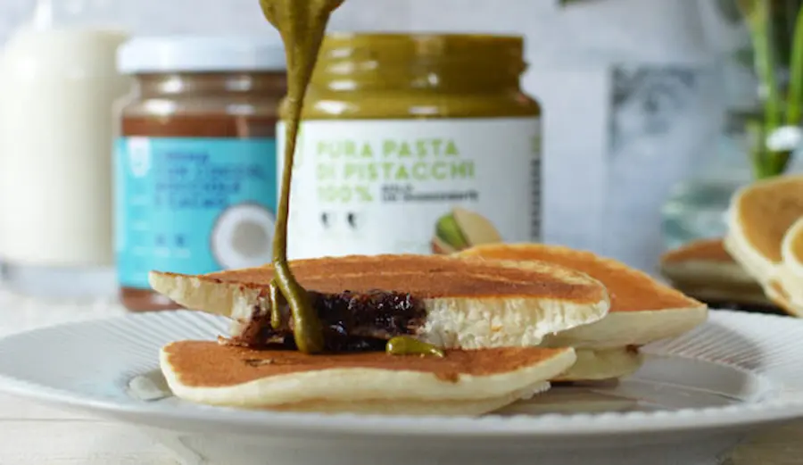 Pancakes ripieni con crema al cocco con topping di crema pura di pistacchi 100%