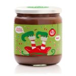 vasetto di crema al latte con etichetta natalizia, sfondo verde chiaro, con gambe di un elfo vestito di rosso a testa in giù e la scritta dolce natale