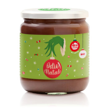 vasetto di crema al latte con etichetta natalizia con sfondo verde chiaro con sparse caramello e al centro la mano del grinch che tiene una pallina di natale con scritto odio il natale