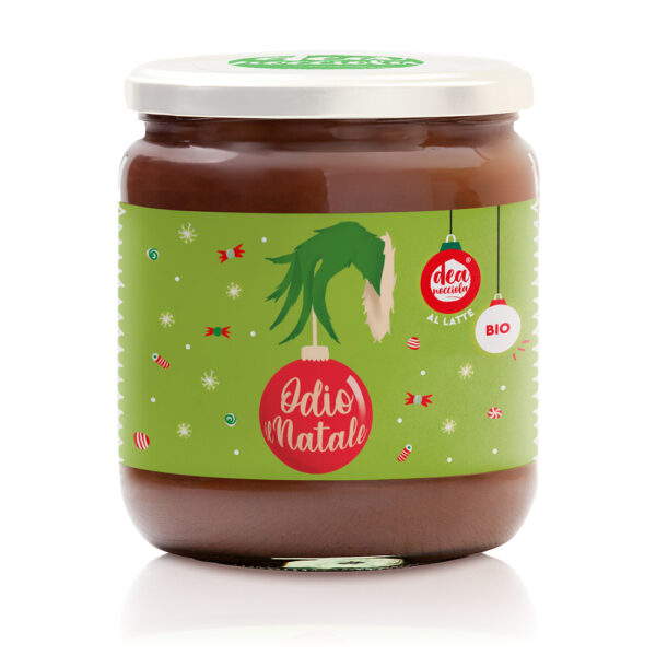vasetto di crema al latte con etichetta natalizia con sfondo verde chiaro con sparse caramello e al centro la mano del grinch che tiene una pallina di natale con scritto odio il natale