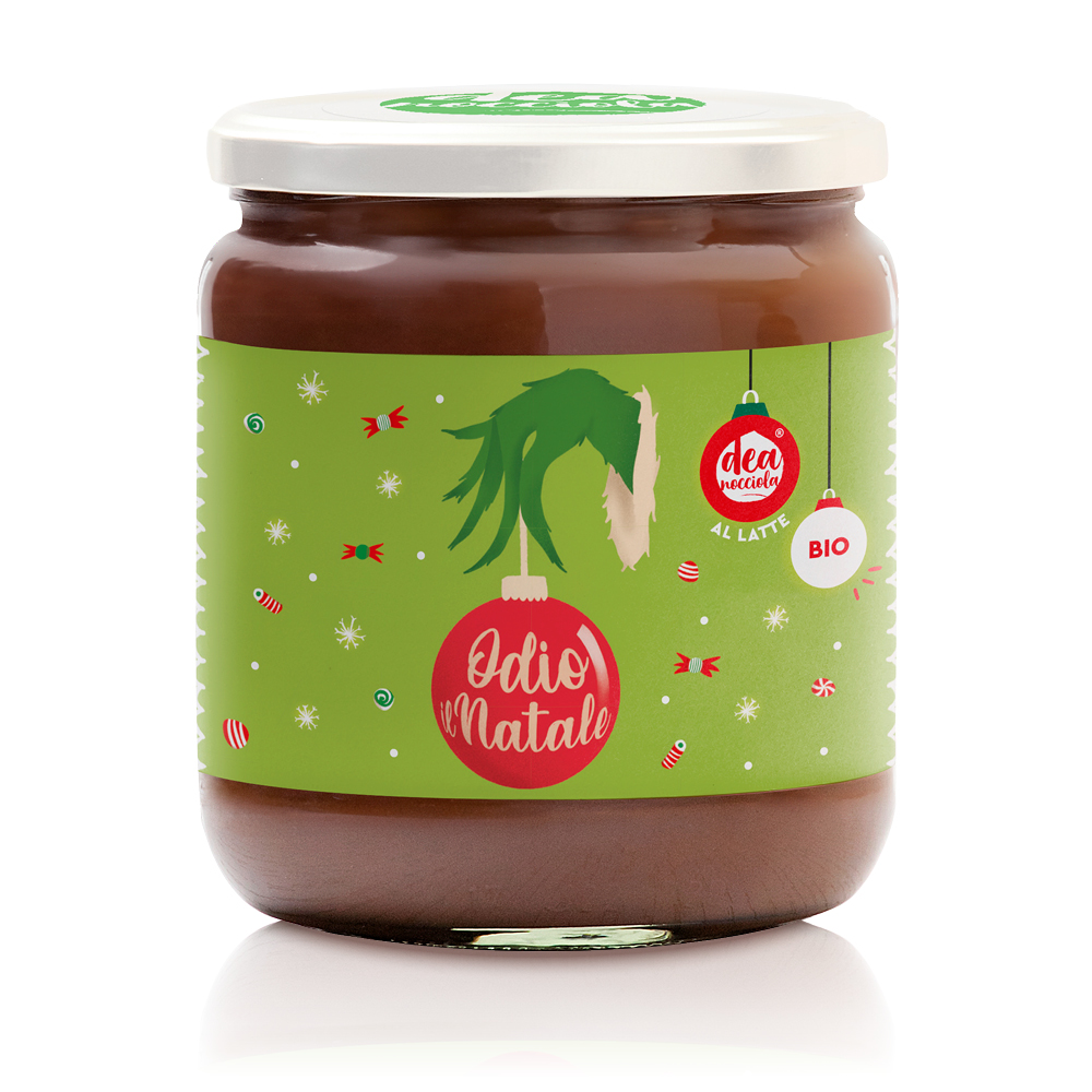 vasetto di crema al latte con etichetta natalizia con sfondo verde chiaro con sparse caramello e al centro la mano del grinch che tiene una pallina di natale con scritto odio il natale