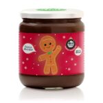 vasetto di crema fondente vegan con etichetta natalizia con sfondo rosso e stelline con al centro un omino di pan di zenzero che saluta e dice dolce natale