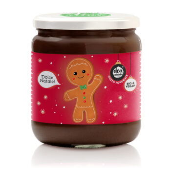 vasetto di crema fondente vegan con etichetta natalizia con sfondo rosso e stelline con al centro un omino di pan di zenzero che saluta e dice dolce natale