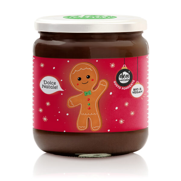 vasetto di crema fondente vegan con etichetta natalizia con sfondo rosso e stelline con al centro un omino di pan di zenzero che saluta e dice dolce natale