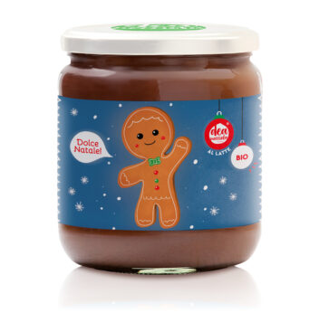 vasetto di crema al latte in edizione natalizia con sfondo blu con stelline e al centro un omino di pan di zenzero che saluta e dice dolce natale