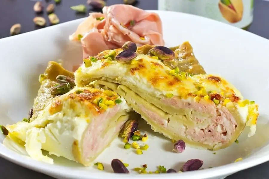piatto con all interno crespelle farcite con crema di pistacchio 100% dea nocciola e mortadella