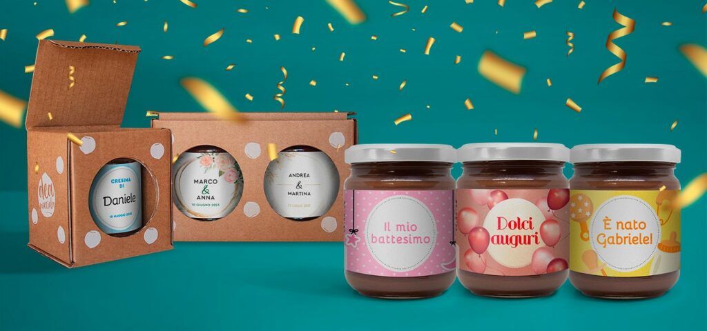 Banner sfondo verde acqua con nastri dorati dove troviamo un assortimento di vasetti con etichette personalizzate per eventi, quali battesimo, auguri di compleanno, matrimonio,cresima. Inoltre nel lato sinistro troviamo 2 scatole regalo da 1 e 2 pezzi.