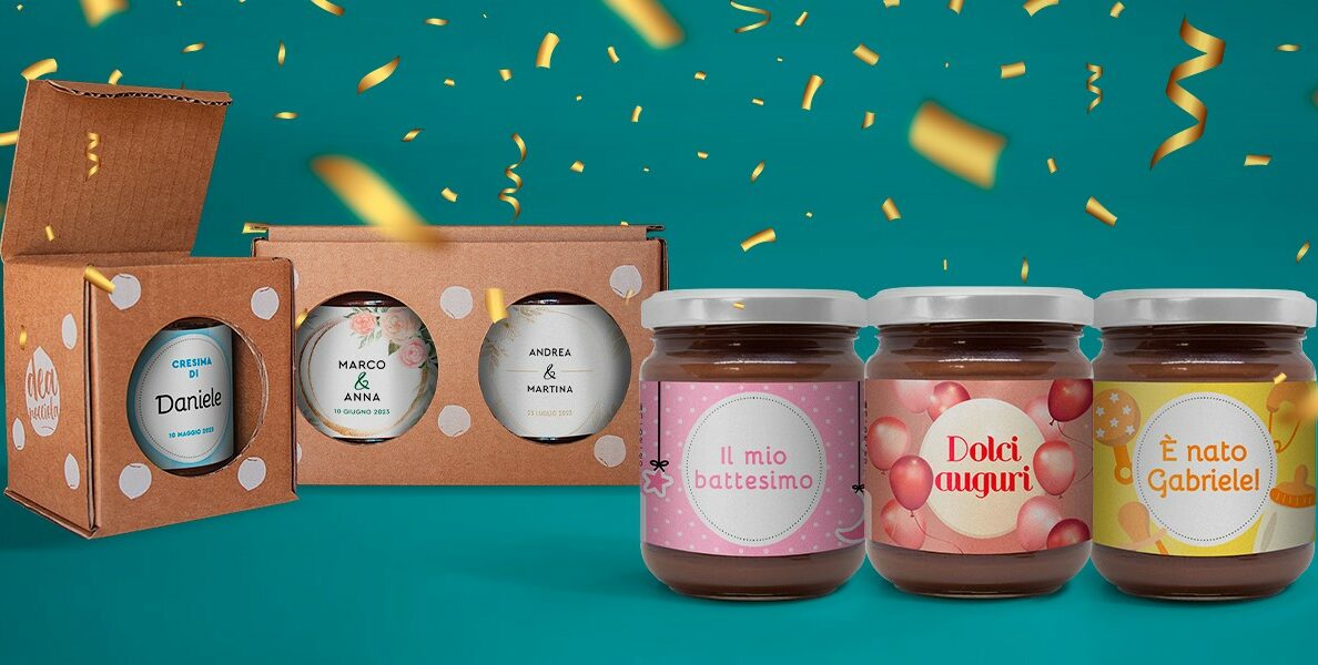Banner sfondo verde acqua con nastri dorati dove troviamo un assortimento di vasetti con etichette personalizzate per eventi, quali battesimo, auguri di compleanno, matrimonio,cresima. Inoltre nel lato sinistro troviamo 2 scatole regalo da 1 e 2 pezzi.