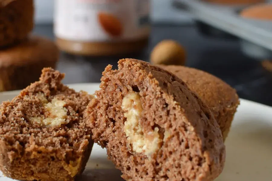 Muffin ripieni su un piatto