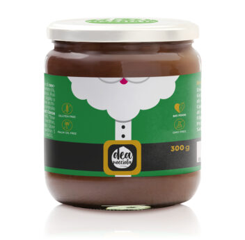 vasetto di crema al latte con etichetta natalizia con sfondo verde al centro barba di babbo natale e cintura con scritta deanocciola