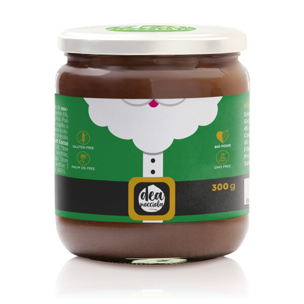 vasetto di crema al latte con etichetta natalizia con sfondo verde al centro barba di babbo natale e cintura con scritta deanocciola