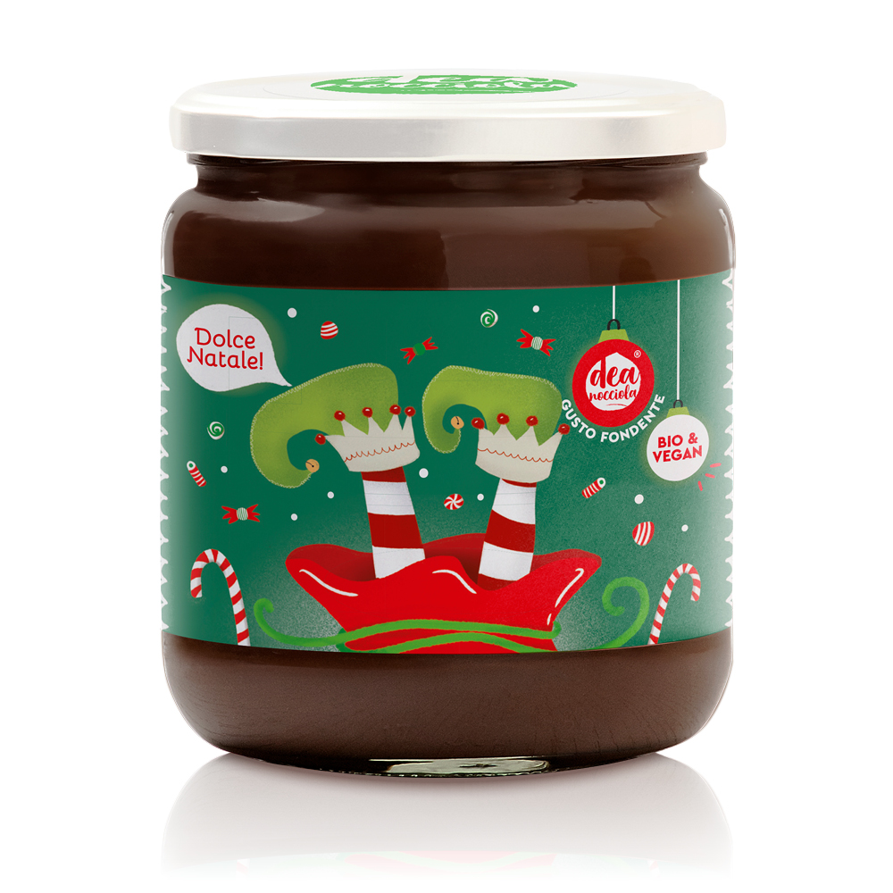 vasetto di crema fondente vegan con etichetta natalizia con sfondo verde scuro decorato da caramelle e bastoncini di natale con al centro le gambe di un elfo a testa in giu con calze a righe e vestito rosso