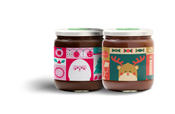 2 vasetti di creme splamabili, a sinistra fondente con etichetta natalizia dove è raffigurato babbo natale e vari riquadri con all interno diversi riferimenti al natale. A destra troviamo rappresentata una renna con vari riquadri che rappresentano oggetti di natale.