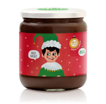 vasetto di crema classica senza latte con etichetta natalizia con sfondo rosso e stelline e al centro un elfo vestito di verde che fa la linguaccia e dice dolce natale
