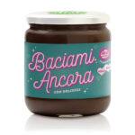 vasetto di Crema spalmabile fondente etichetta verde smeraldo Dillo con Dolcezza, con dicitura "Baciami Ancora"