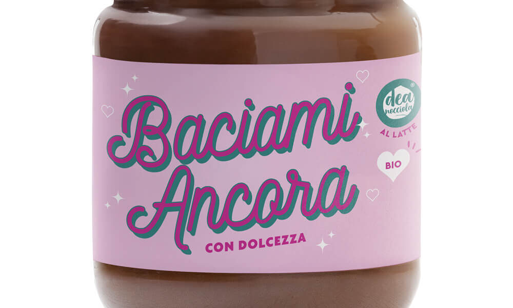 vasetto di crema spalmabile al latte con etichetta rosa Dillo con Dolcezza, con dicitura "Baciami Ancora"