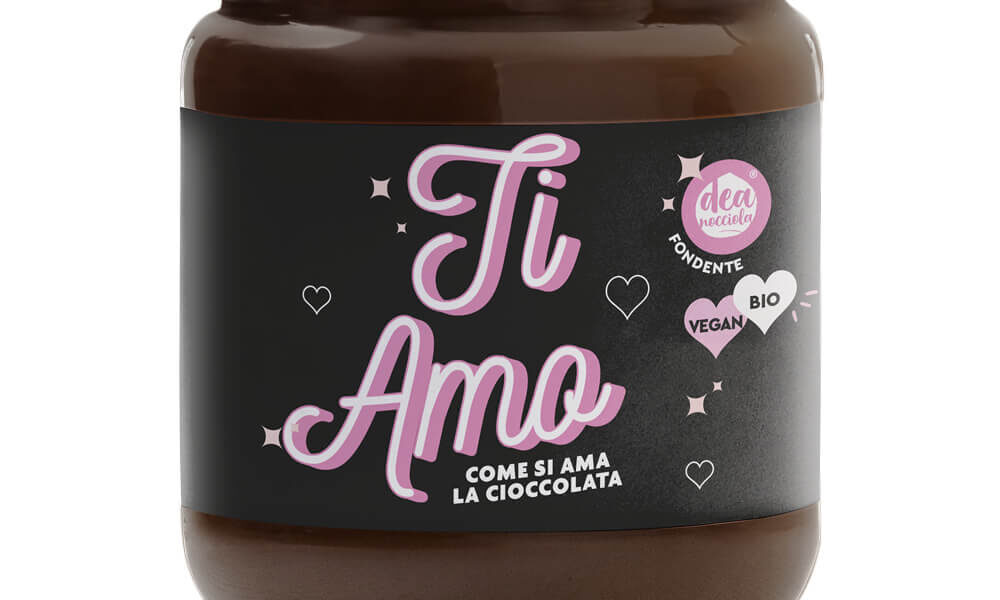 vasetto di crema spalmabile fondente con etichetta nera Dillo con Dolcezza, con dicitura "Ti Amo"