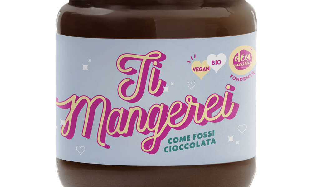 vasetto di crema fondente con etichetta celeste Dillo con Dolcezza, con dicitura "Ti Mangerei"