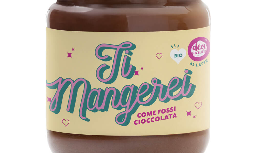 vasetto di crema al latte con etichetta giallo chiaro Dillo con Dolcezza, con dicitura :"Ti Mangerei"