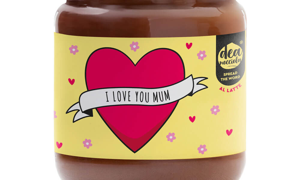 Crema spalmabile al latte edizione speciale festa della mamma, con etichetta giallo paglierino. Al centro dell etichetta troviamo un cuore rosso e la scritta "I love you mum"