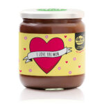 Crema spalmabile al latte edizione speciale festa della mamma, con etichetta giallo paglierino. Al centro dell etichetta troviamo un cuore rosso e la scritta "I love you mum"