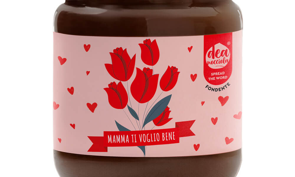 Crema spalmabile fondente edizione speciale festa della mamma, con etichetta rosa, in primo piano 6 rose rosse ed in basso la dicitura: "Mamma ti voglio bene"