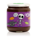 vasetto di crema fondente con etichetta halloween con sfondo viola con scheletrino che dice dolcetto o scherzetto, pipistrello e 2 caramelle