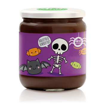 vasetto di crema fondente con etichetta halloween con sfondo viola con scheletrino che dice dolcetto o scherzetto, pipistrello e 2 caramelle