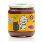 vasetto di crema al latte con etichetta halloween, sfondo giallo banana con disegno mummia, gatto nero che dice dolcetto o scherzetto e dolcetto?