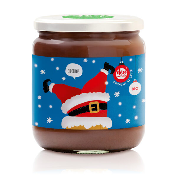 vasetto di crema al latte crunchy con etichetta natalizia con sfondo turchese e fiocchi di neve e al centro babbo natale incastrato in un camino che dice oh oh oh