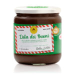 vasetto di crema crunchy vegan con etichetta natalizia con sfondo verde e al centro cartolina di babbo natale con scritto lista dei buoni e uno spazio dove si può scrivere a mano il nome della persona a cui regalarlo