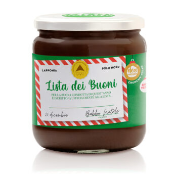 vasetto di crema crunchy vegan con etichetta natalizia con sfondo verde e al centro cartolina di babbo natale con scritto lista dei buoni e uno spazio dove si può scrivere a mano il nome della persona a cui regalarlo