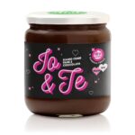 vasetto di crema vegan con etichetta edizione speciale nera con scritto io& te fucsia e siamo come pane e cioccolata in bianco