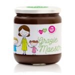 vasetto di crema senza latte con etichetta speciale grazie maestra con disegno 2 bambini e una maestra che li tiene per mano