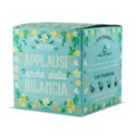 scatola tisana kore azzurra con scritto applausi anche dalla bilancia