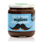 vasetto di crema spalmabile classica vegan in edizione speciale con etichetta celeste e baffi neri con dicitura :"Sei il papà migliore del mondo"