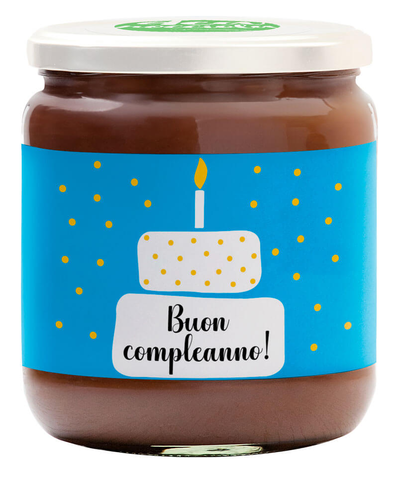 vasetto di crema al latte con etichetta esempio per compleanno azzurra con torta
